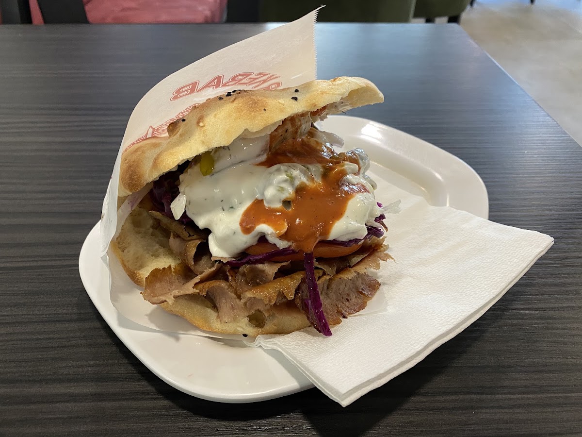 Frischer Döner Kebap im Fladenbrot mit Soße bei König Kebap