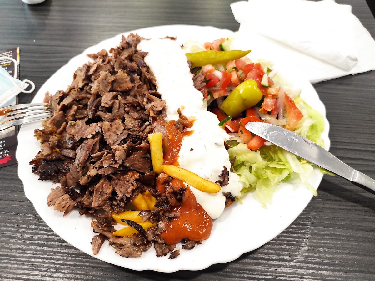 Dönerteller mit Fleisch, Salat und Soßen bei König Kebap