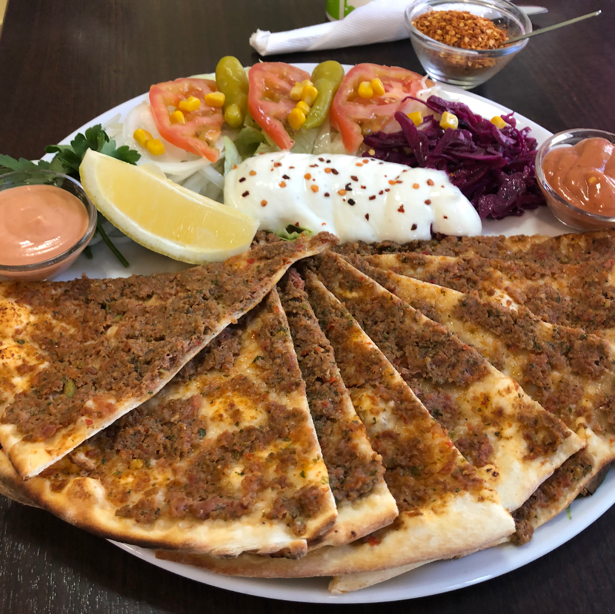 Lahmacun-Teller mit Salat, Joghurt und Zitrone bei König Kebap
