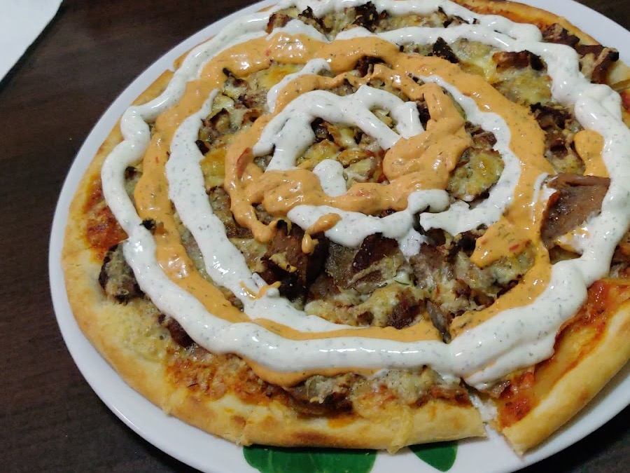 Döner-Pizza mit Soßen-Swirl bei König Kebap